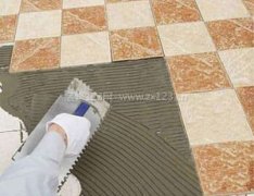 需要选择防水、防滑类的瓷砖